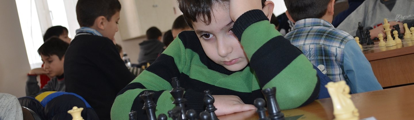 Rafael Vahanyan plays chess with children