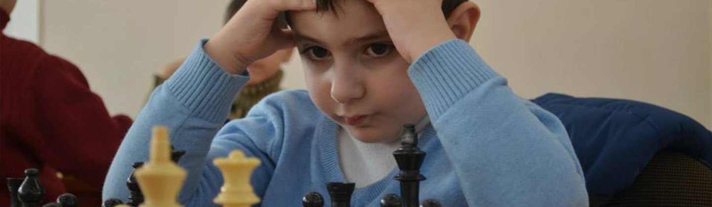 Rafael Vahanyan plays chess with children